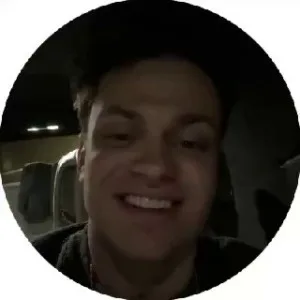 😎 Buster готовится к установке виниров Сейчас у него стоят временные коронки.