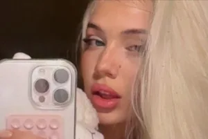 💋 akyuliych перекрасилась в блонд Как думаете, ей идёт?