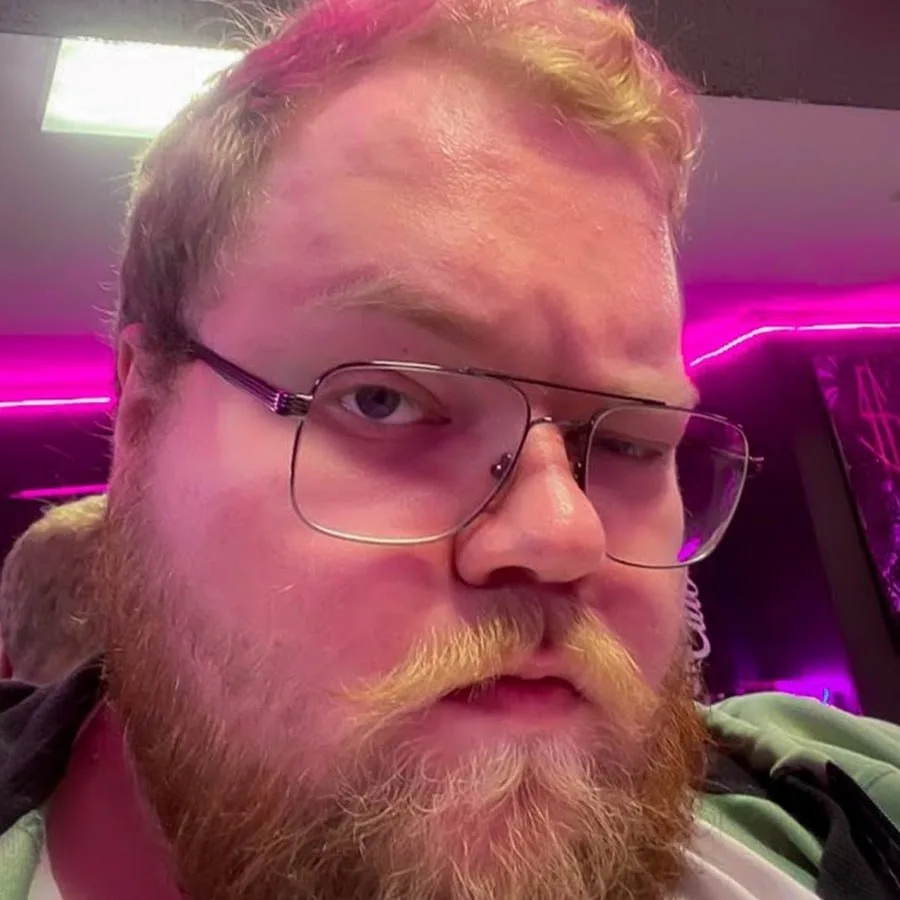 У Антона T2x2 сегодня день рождения! Ему исполнилось 30 лет.