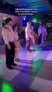 VladRagovsky станцевал вальс с выпускницей на её празднике 💃 Блогер приехал в посёлок Нижегородской области на