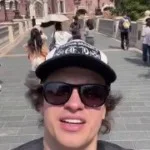 Buster случайно пересёкся с Дариной в Диснейленде 👩‍❤️‍👨