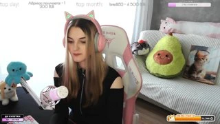 таня показала БУБЫ