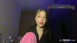 на ее улыбку)