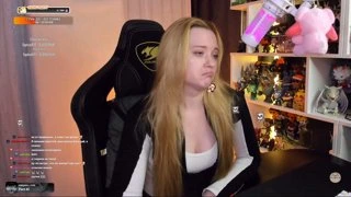 Жамкает титьки
