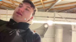 типа незаметно поцеловал