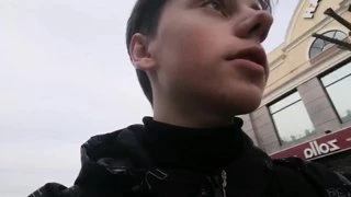 она идет сзади(без запретки)