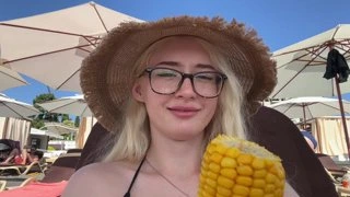 настоящий российский отдых. забитый пляж и кукуруза