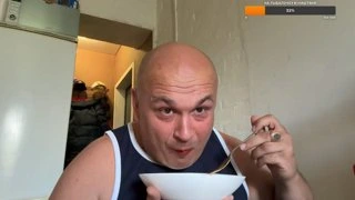 перед стримом губы накрасил