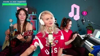 Довольная Ксюша и кошка Саши