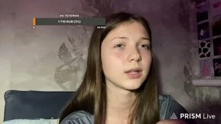 поет что то