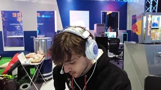 апексер потрогал женщину