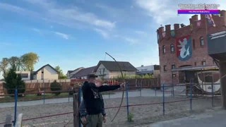 птица угарает над лучником