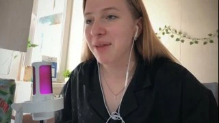 снимает трусы