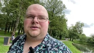 Женщина идет задом наперед