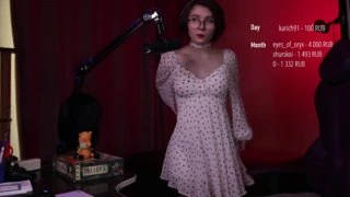 Хвастается платьем с сердешками