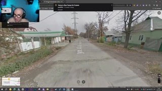 Лысый выслеживает маленькую девочку 