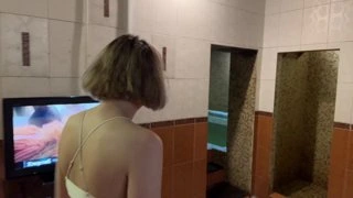 Яна в бассейне полном Володи