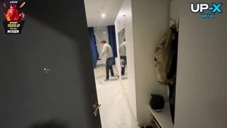 тянка в отражении