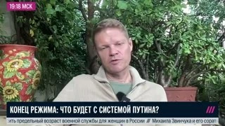 както