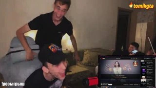 Чел думает что он дора после 2 стаканов балтики 9 (передоз)