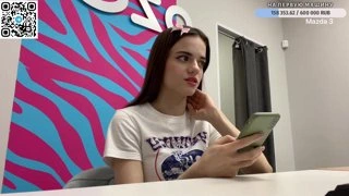 Яна делает UwU