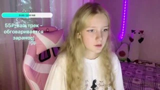 Алиса стебется над стримером