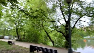 Подметает