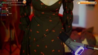 Сняла штанишки и покрутилась (не на стуле)
