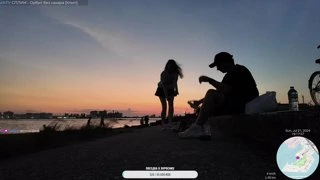 Жонка дурачится на закате