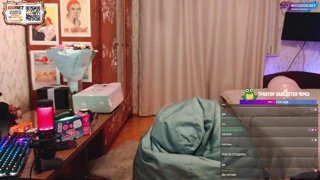 Кира показыват что под юбкой KEKW