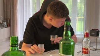 Упор лежа принял моментально видно что спортсмен