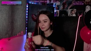 Лера открывает шампанское 