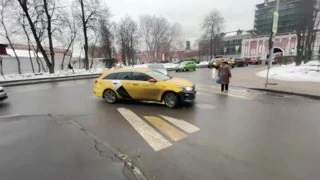 такси чуть не сбила лучшего стримера