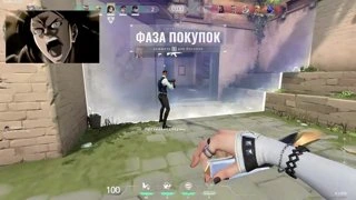в ухо