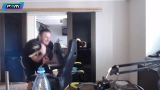 выкинул собаку в окно...