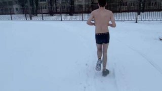 ПРОБЕЖАЛИ ПО СТАДИОНУ В ТРУСАХ 
