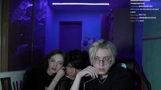 ДРУЗЬЯ ОБНИМАЮТСЯ ЗА СПИНОЙ У ДРЕЙКА