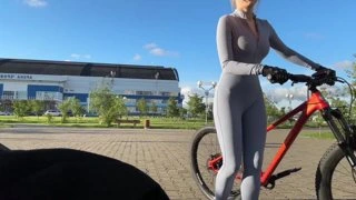 катается