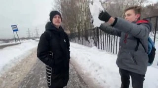 На тебя учительница смотрит!!
