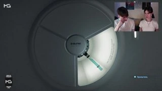 Стример щупает женскую грудь без регистрации и SMS.