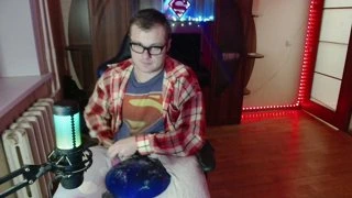 4леном стучит по тарелке