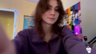 показала сиськи