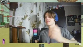 Показал Сосок