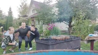 повисли на дедушке 
