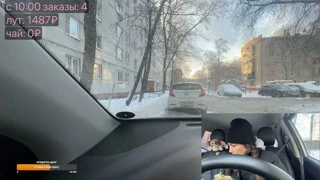 Газует на мопеде